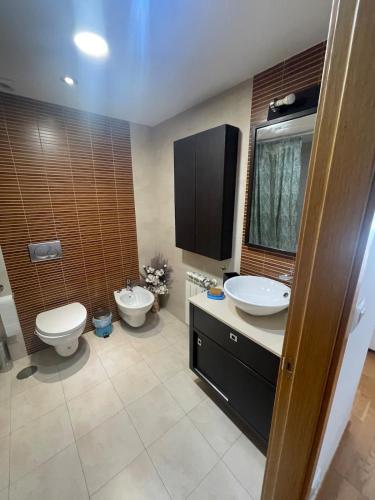 a bathroom with two sinks and two toilets at Precioso piso con 2 habitaciones in Narón