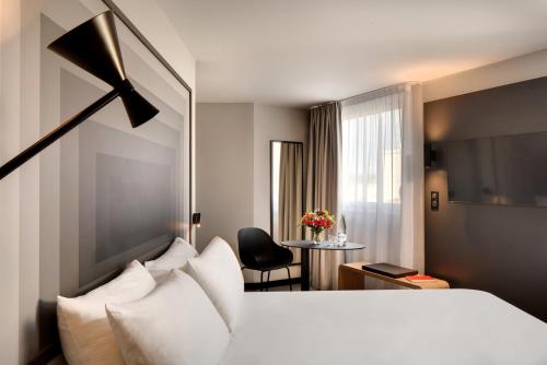 a hotel room with a bed and a table at ibis Vichy in Vichy