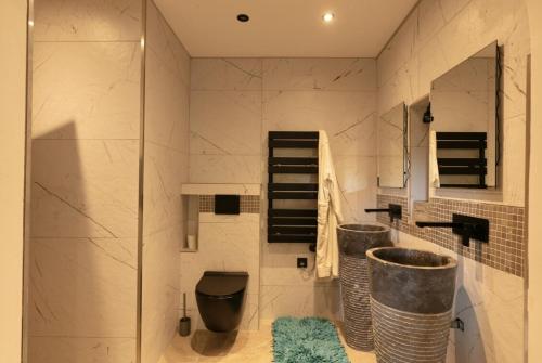 une salle de bain avec deux lavabos et un WC dans l'établissement T2 Domaine prestige au cœur des vignes - piscine, aux Arcs-sur-Argens