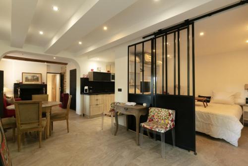 une chambre avec un lit et une table et une cuisine dans l'établissement T2 Domaine prestige au cœur des vignes - piscine, aux Arcs-sur-Argens