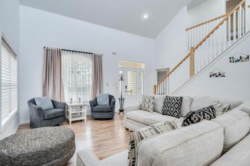 una sala de estar con un sofá y dos sillas en Casa Del Sol, en Greenbackville