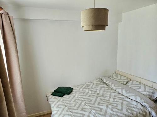 Postel nebo postele na pokoji v ubytování Comfortable Heathrow London Sleeps 4