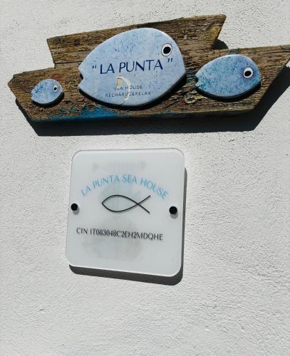 a sign that says la puna sea mouse on a wall at A 2 passi dal mare Torre Faro LA PUNTA SeaHouse in Torre Faro