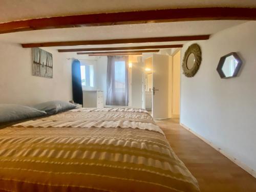 une chambre avec un grand lit dans une pièce dans l'établissement Résidence Anitrella, à Porto-Vecchio