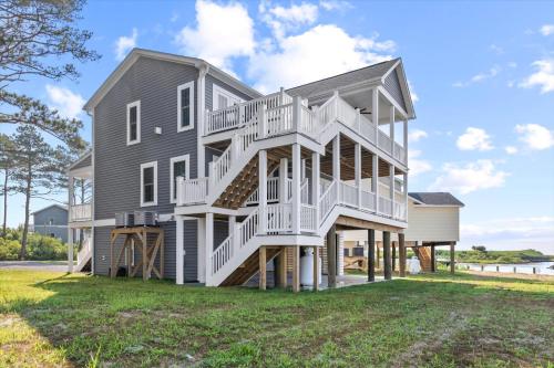 Una casa con una escalera al costado. en Stacked Deck, en Greenbackville
