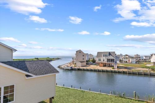 Una vista de un puerto con casas y un muelle. en Stacked Deck, en Greenbackville