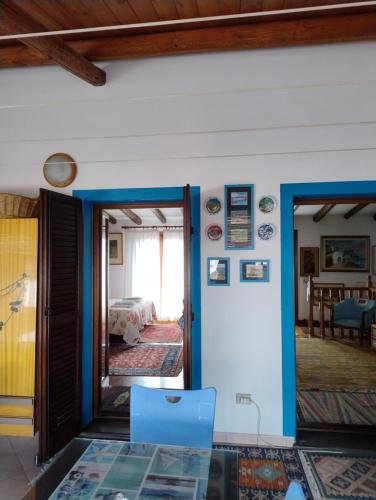 a room with a table and a room with a bed at L'Onda in Oristano