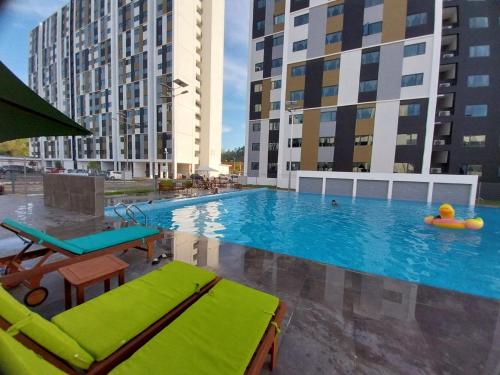 Bazén v ubytování V21 Residence at Kota Kinabalu nebo v jeho okolí