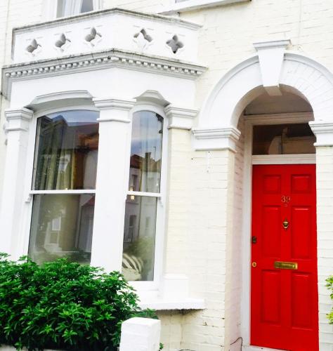 Colourful 2 bed 2 bath Tooting house photo 10