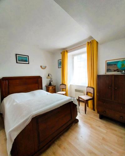 une chambre avec un grand lit et une fenêtre dans l'établissement Maison du GR34 - Baie de Beaussais, à Beaussais sur Mer