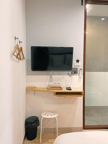 Hlangkha Hostel - หลังคา โฮสเทลにあるテレビまたはエンターテインメントセンター