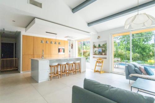 une cuisine et un salon avec un canapé et une table dans l'établissement Villa L'Oasis de la Buzine, à Marseille