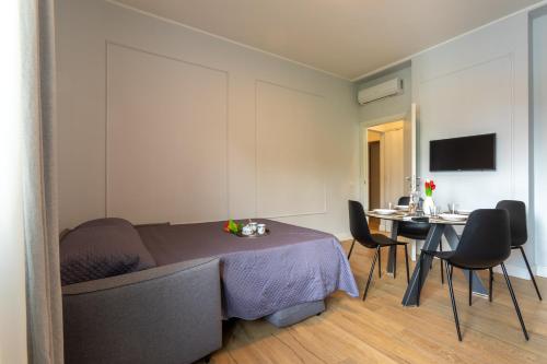 a bedroom with a bed and a table and chairs at Lavarell - 10 minuti dal centro in Como