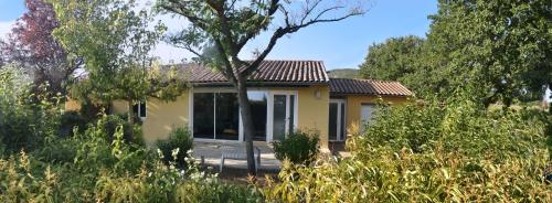 Jardín al aire libre en Décompression assurée - Super Calme - Jacuzzi Chauffé à remous - Jardin et Terrasse - Clim - Salle de Jeux avec Fresque Provençale - Grande Piscine Partagée au Sel - Maison spacieuse, tout équipée et joliment décorée - Proche des commodités