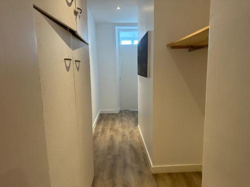 une pièce avec un couloir avec un placard et du parquet dans l'établissement Cozy cocoon in Recouvrance, à Brest