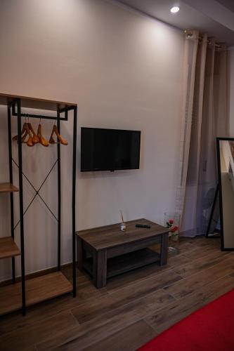 TV a/nebo společenská místnost v ubytování Forever Sunrise