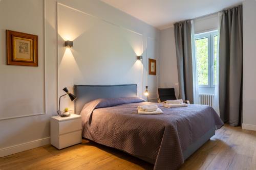 a bedroom with a large bed and a window at Lavarell - 10 minuti dal centro in Como