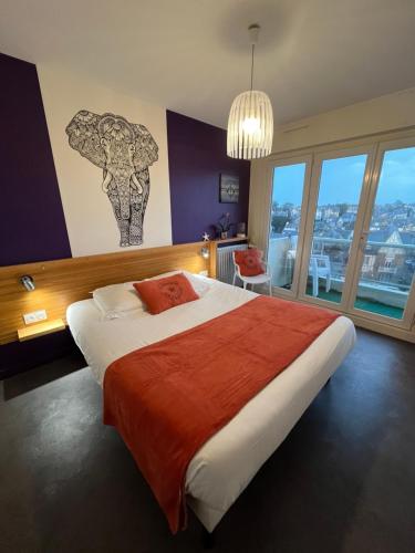 une chambre avec un grand lit et un tableau au mur dans l'établissement Bel Horizon, au pied de la plage du Sillon, à Saint-Malo