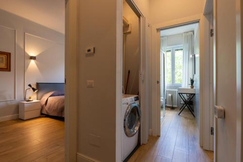 a bathroom with a washing machine in a room at Lavarell - 10 minuti dal centro in Como