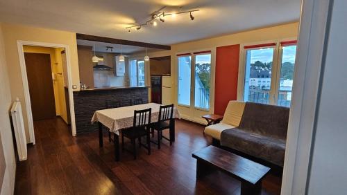 une cuisine et un salon avec une table et un canapé dans l'établissement Centre ville Concarneau, à Concarneau