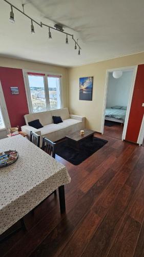 un salon avec un canapé et une table dans l'établissement Centre ville Concarneau, à Concarneau