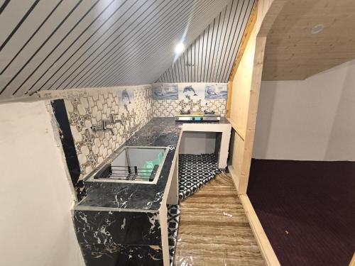 Η κουζίνα ή μικρή κουζίνα στο Zikra HomeStay