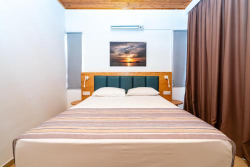 Postel nebo postele na pokoji v ubytování Helios Bay Hotel and Suites