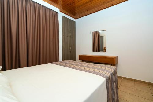 Postel nebo postele na pokoji v ubytování Helios Bay Hotel and Suites