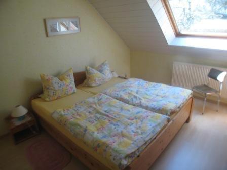 Haus Wiesengrund tesisinde bir odada yatak veya yataklar