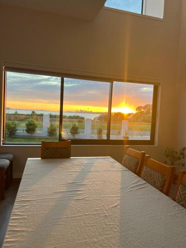 Ein Bett oder Betten in einem Zimmer der Unterkunft Auckland Luxury Seafront House