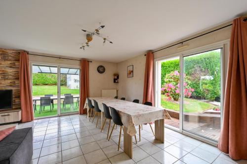 une salle à manger avec une table et des chaises dans l'établissement La Maison d'Herbignac - Grand Jardin, à Herbignac