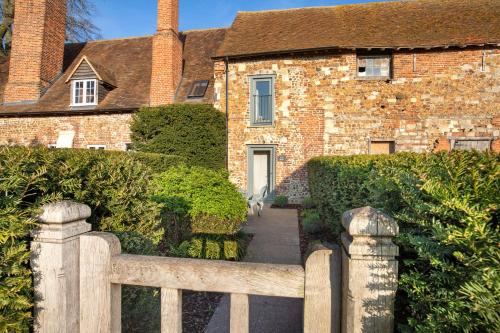 Toll Barn, St Osyth Prioryにある庭