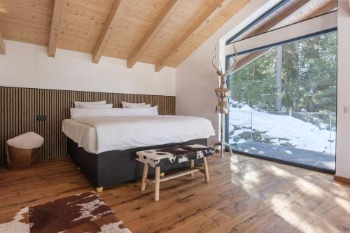 Luxury chalet with panoramic views, sauna, hot tub & cinema
