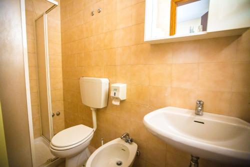 a small bathroom with a toilet and a sink at Hotel Agli Olmi in Gli Olmi