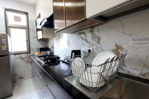 Kuchyň nebo kuchyňský kout v ubytování Escape Stays and Serviced Apartments