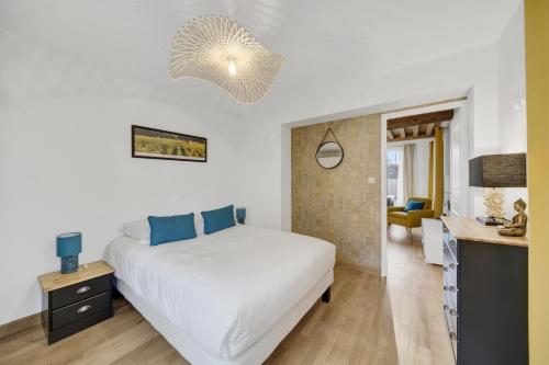 une chambre avec un grand lit blanc et un bureau dans l'établissement Climats des Échaliers, à Beaune