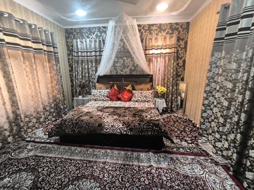 Ένα ή περισσότερα κρεβάτια σε δωμάτιο στο Zikra HomeStay