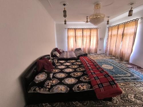 Ένα ή περισσότερα κρεβάτια σε δωμάτιο στο Zikra HomeStay