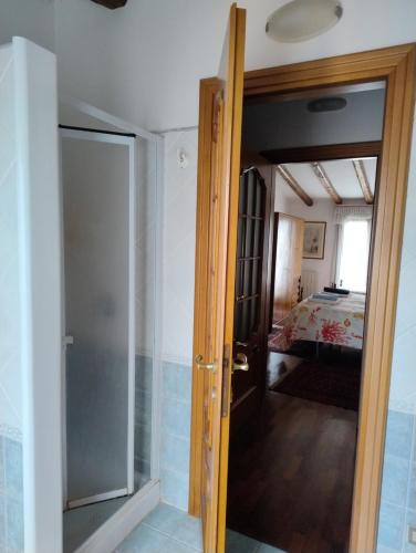 a door leading into a bedroom with a bed at L'Onda in Oristano