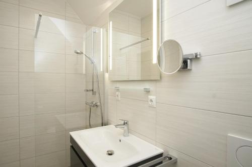 Phòng tắm tại Rex Rugia FeWo15-7 mit Schwimmbad und Saunanutzung im AHOI-Erlebnisbad Sellin