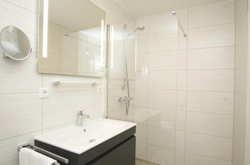 Et badeværelse på Rex Rugia FeWo15-4 mit Schwimmbad und Saunanutzung im AHOI-Erlebnisbad Sellin