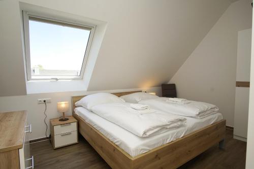 En eller flere senge i et værelse på Rex Rugia FeWo15-6 mit Schwimmbad und Saunanutzung im AHOI-Erlebnisbad Sellin