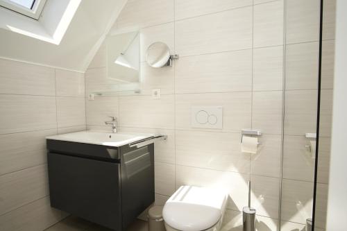 Et badeværelse på Rex Rugia FeWo15-6 mit Schwimmbad und Saunanutzung im AHOI-Erlebnisbad Sellin