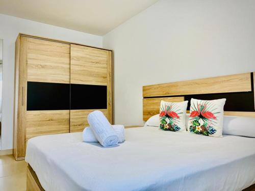 sypialnia z dużym białym łóżkiem z dwiema poduszkami w obiekcie As Apartamentos Turisticos w mieście Morche