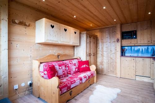 Cette chambre comprend un lit dans une cabane en bois. dans l'établissement L'horizon de L'Alpe - Alpe d'Huez, à Huez