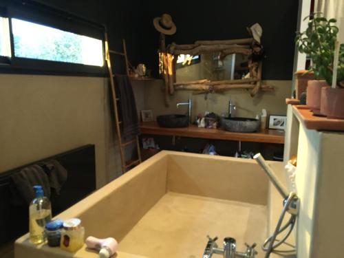 une baignoire dans une cuisine avec évier dans l'établissement Villa La Pausa, à Capbreton