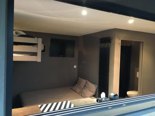 Cette petite chambre comprend un lit et des lits superposés. dans l'établissement Villa La Pausa, à Capbreton