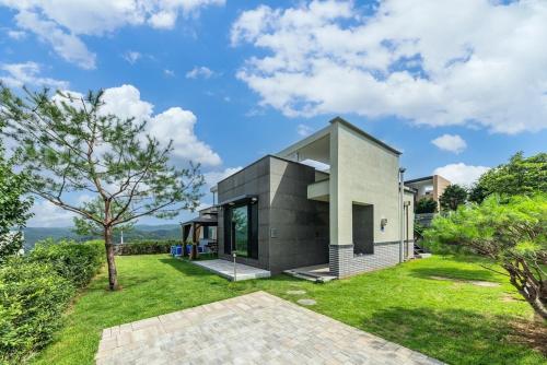 a modern house with a green yard at Yeoncheon Healing With Dog in Yeoncheon