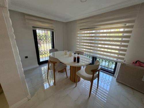 Χώρος καθιστικού στο PEARL MANSİON-Cunda island , Large garden with sea views