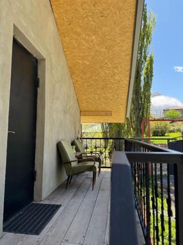 Balkón nebo terasa v ubytování Cottage ELKA gergeti KAZBEGI